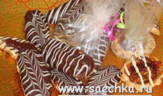 Печенье с шоколадом, глазурью и вареньем
