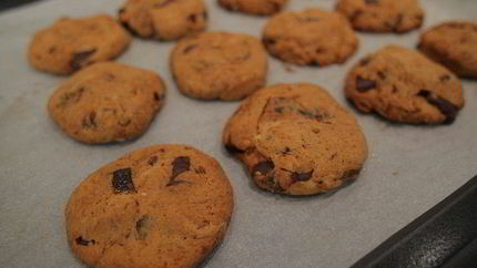 Печенье с шоколадом и черносливом в сиропе