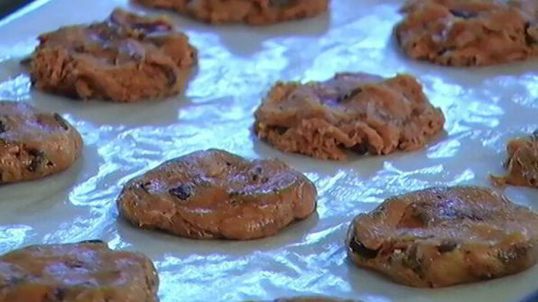 печенье с шоколадом и черносливом в сиропе