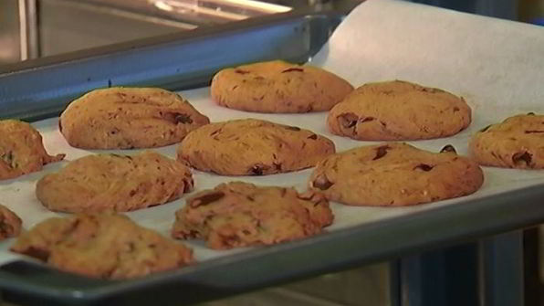 печенье с шоколадом и черносливом в сиропе