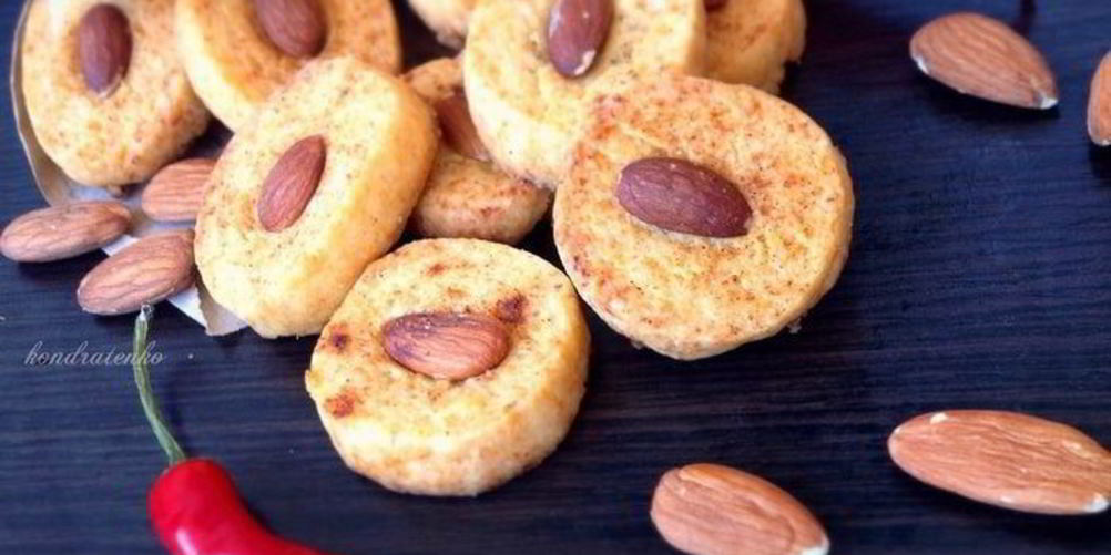 Рецепт пикантного печенья с сыром чеддер и миндалем