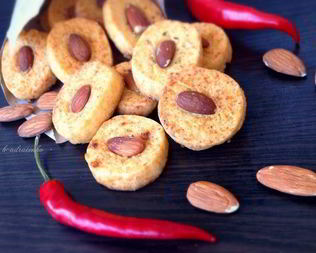 Пикантное печенье с сыром чеддер и миндалем