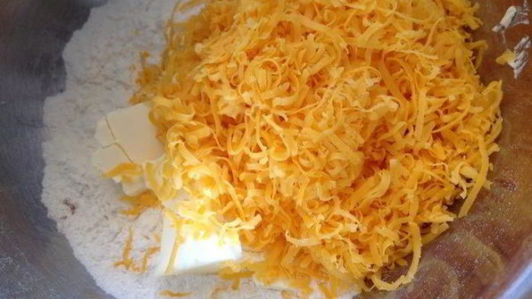 пикантное печенье с сыром чеддер и миндалем