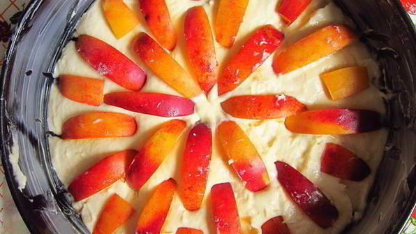 бисквитный пирог с нектарином