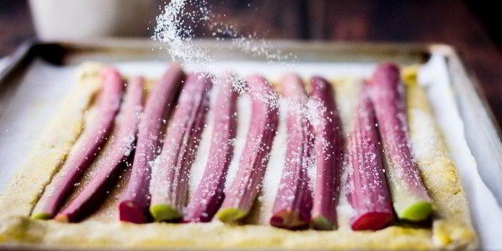 Рецепт деревенского миндального пирога с ревенем