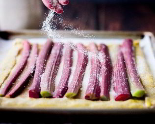 Деревенский миндальный пирог с ревенем