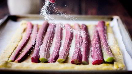 Деревенский миндальный пирог с ревенем