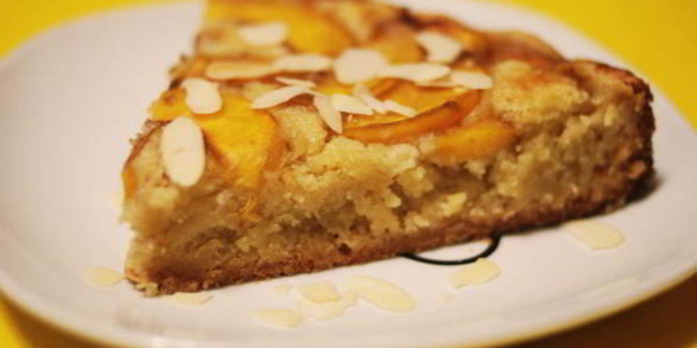 Рецепт миндального пирога с нектаринами