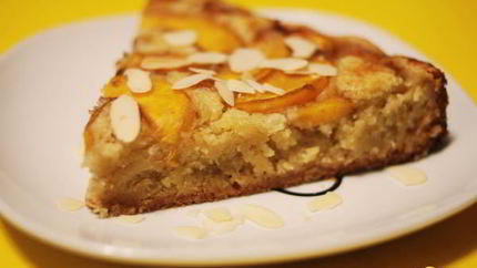 Миндальный пирог с нектаринами