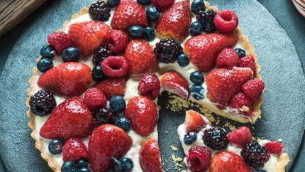 Нежный ягодно-сметанный пирог