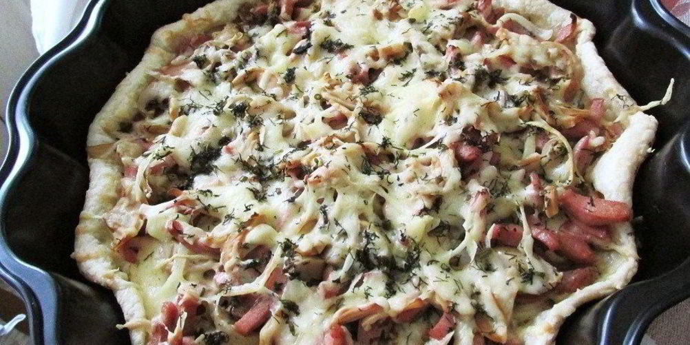 Рецепт открытого пирога на слоеном тесте с ветчиной и грибами