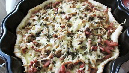 Открытый пирог на слоеном тесте с ветчиной и грибами