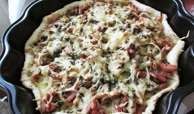 Открытый пирог на слоеном тесте с ветчиной и грибами