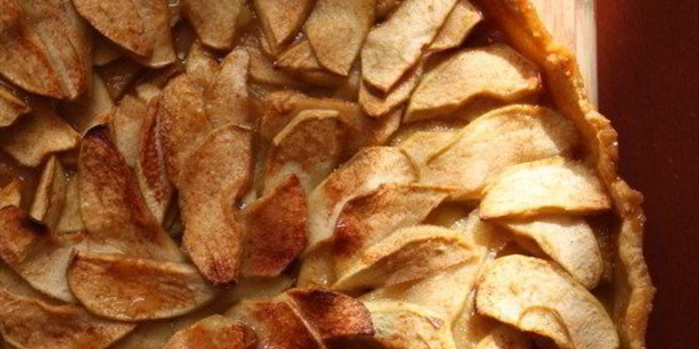 Рецепт открытого яблочного пирога с апельсиновым соком и корицей