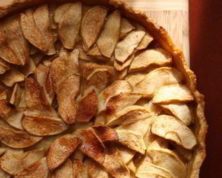 Открытый яблочный пирог с апельсиновым соком и корицей