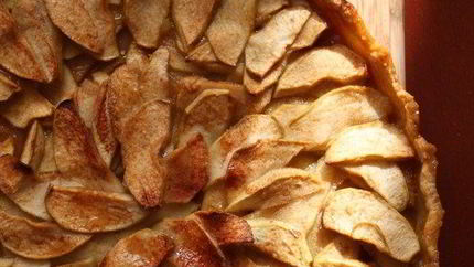 Открытый яблочный пирог с апельсиновым соком и корицей