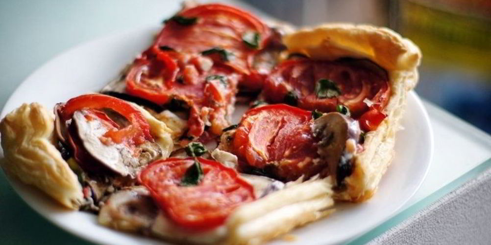 Рецепт пирога из слоеного теста с сыром и баклажаном