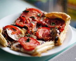 Пирог из слоеного теста с сыром и баклажаном