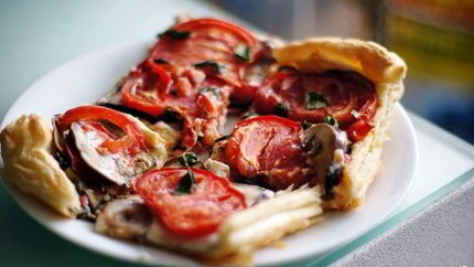 Пирог из слоеного теста с сыром и баклажаном