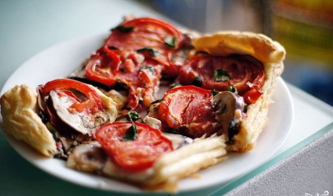 Пирог из слоеного теста с сыром и баклажаном