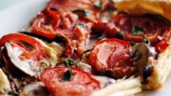 пирог из слоеного теста с сыром и баклажаном