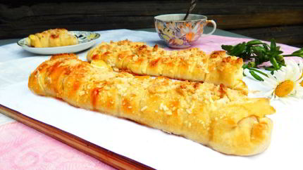 Пирог из слоеного теста с творогом