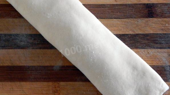 пирог из слоеного теста с творогом