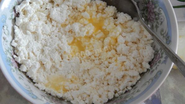 пирог из слоеного теста с творогом