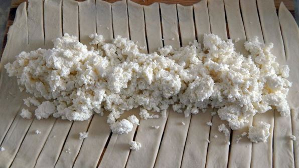 пирог из слоеного теста с творогом