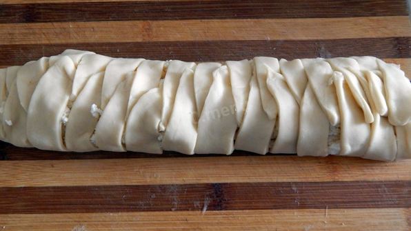 пирог из слоеного теста с творогом