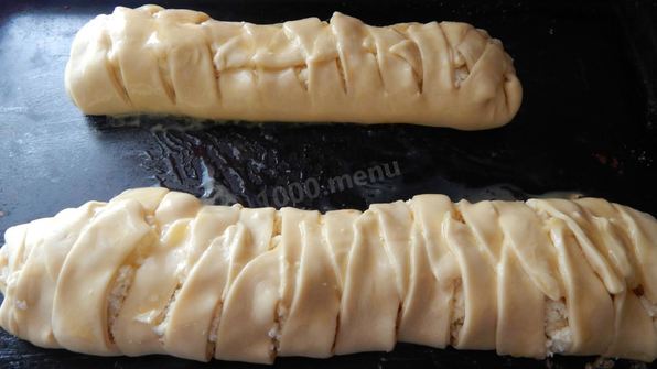 пирог из слоеного теста с творогом