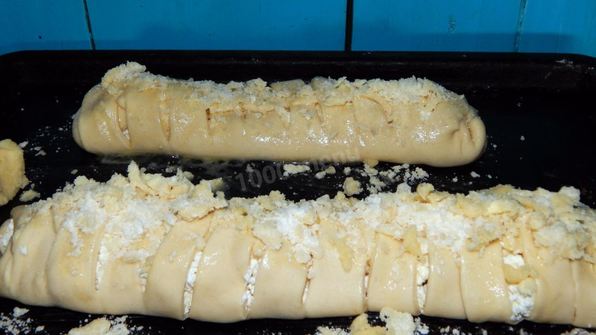 пирог из слоеного теста с творогом