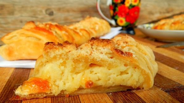 пирог из слоеного теста с творогом