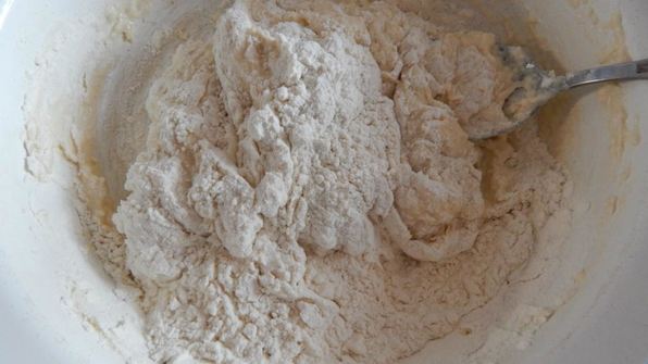 пирог из слоеного теста с творогом