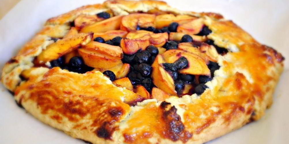 Рецепт пирога с черникой и персиками по-деревенски