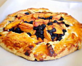 Пирог с черникой и персиками по-деревенски