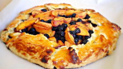 Пирог с черникой и персиками по-деревенски