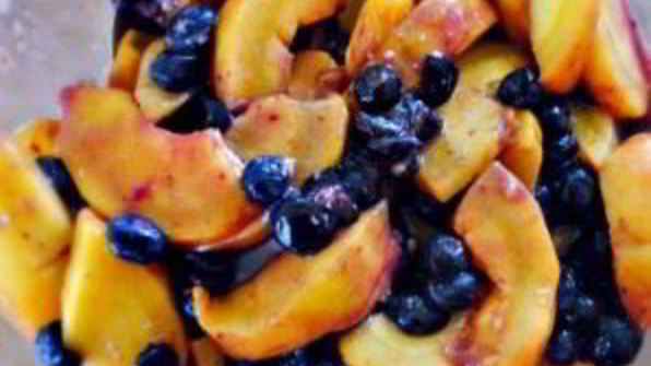 пирог с черникой и персиками по-деревенски