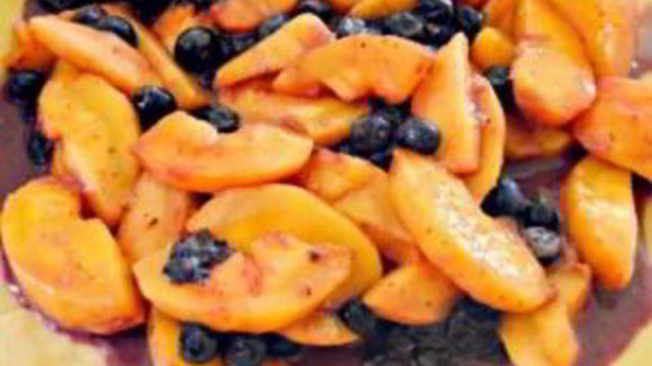 пирог с черникой и персиками по-деревенски