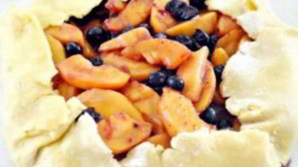 пирог с черникой и персиками по-деревенски