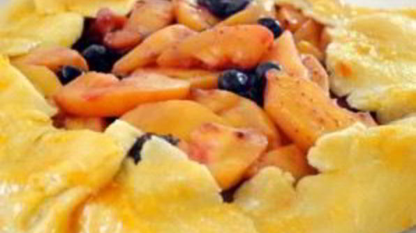 пирог с черникой и персиками по-деревенски