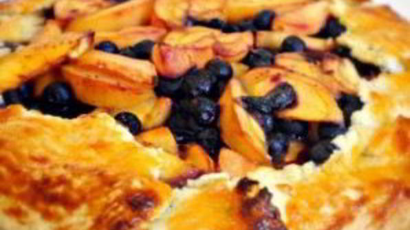 пирог с черникой и персиками по-деревенски