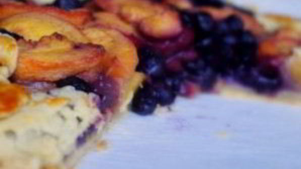 пирог с черникой и персиками по-деревенски