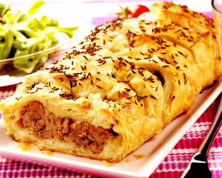 Пирог с сосисками и сыром