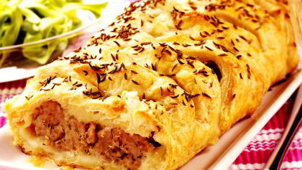 Пирог с сосисками и сыром