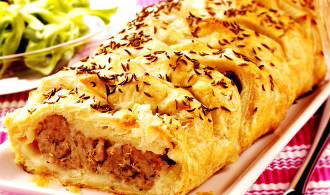 Пирог с сосисками и сыром