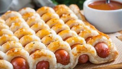 Пирог с сосисками из слоеного теста