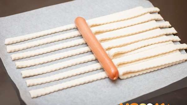 пирог с сосисками из слоеного теста