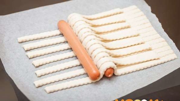 пирог с сосисками из слоеного теста