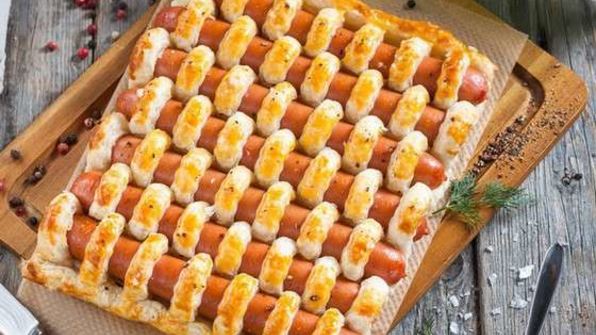 пирог с сосисками из слоеного теста